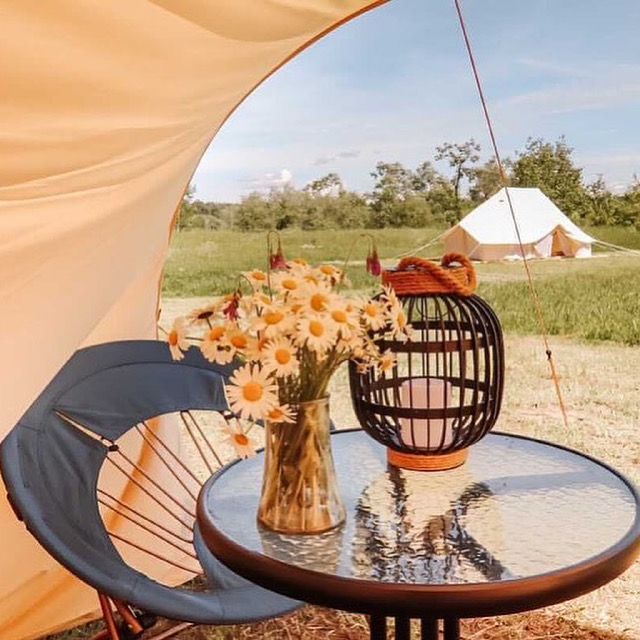 Zvanu teltis, mēbelētas teltis, glempings, glamping latvia