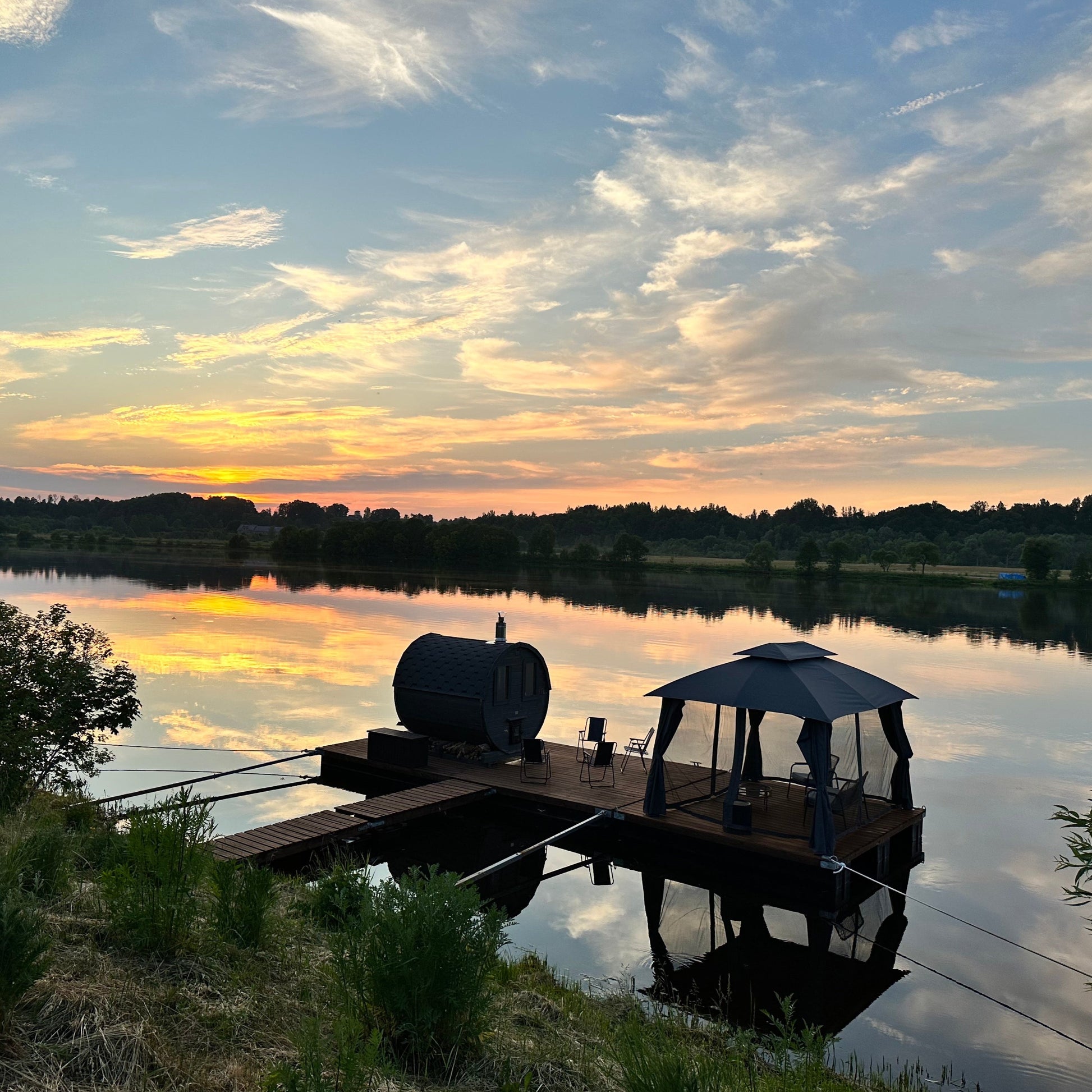 Muciņpirts uz ūdens, piknika vieta, terase uz ūdens, pirts pie Daugavas